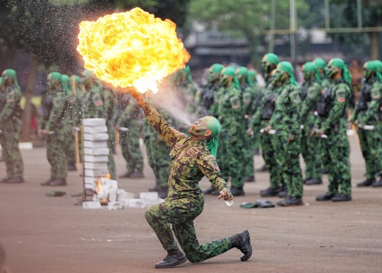Panglima TNI Jenderal TNI Agus Subiyanto memimpin Upacara Peringatan Hari Ulang Tahun (HUT) ke-65 Komando Cadangan Strategis Angkatan Darat (Kostrad) Tahun 2026 yang mengusung tema “Kostrad Prima Mengabdi Untuk Indonesia Maju” di Markas Divisi Infanteri (Madivif) 1 Kostrad, Cilodong, Depok, Jawa Barat, Jumat (6/3/2026).  Dalam amanatnya, Panglima TNI menegaskan bahwa sejak kelahirannya pada tahun 1961, Kostrad telah menunjukkan peran strategis sebagai kekuatan pemukul andalan TNI AD dalam menjaga kedaulatan dan keutuhan Negara Kesatuan Republik Indonesia.  Lebih lanjut, Panglima TNI menyampaikan bahwa tantangan yang dihadapi bangsa saat ini dengan meningkatnya rivalitas kekuatan besar, konflik global dan regional, hingga munculnya berbagai bentuk ancaman baru dalam peperangan modern.***(Foto: Ekobisnis.com/Dok Puspen TNI)
