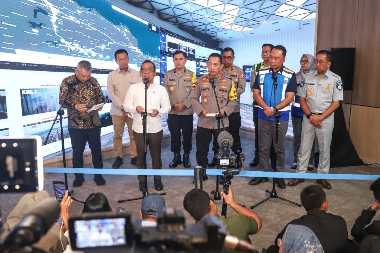 Menteri Koordinator Bidang Pembangunan Manusia dan Kebudayaan (Menko PMK) Pratikno bersama Kapolri Jenderal Polisi Listyo Sigit Prabowo memberikan keterangan pers saat meninjau pengelolaan arus lalu lintas Lebaran 2026 di Pos Pantau Jasa Marga Toll Command Center (JMTC) Bekasi, Rabu (25/3/2026).    Pemerintah memastikan pelaksanaan arus mudik Lebaran 2026 berjalan lancar, aman, dan terkendali. Masyarakat pun diimbau untuk mengatur waktu arus balik lebih awal guna menjaga kelancaran perjalanan secara menyeluruh.***(Foto: Ekobisnis.com/Dok Kemenko PMK)