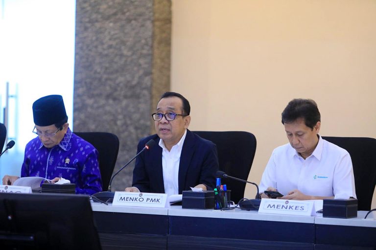 Menteri Koordinator Bidang Pembangunan Manusia dan Kebudayaan (Menko PMK) Pratikno memimpin Rapat Sinkronisasi Koordinasi dan Pengendalian Pencegahan dan Penanganan Masalah Kesehatan Jiwa Anak sekaligus menyaksikan penandatanganan Surat Keputusan Bersama (SKB) oleh 9 Kementerian/Lembaga, di Kantor Kemenko PMK, Jakarta, Kamis (5/3/2026).  Rapat tersebut bertujuan menyamakan persepsi serta memperkuat koordinasi lintas sektor dalam menangani meningkatnya kasus kesehatan jiwa pada anak. Dalam forum ini, sembilan Kementerian/Lembaga sepakat membangun langkah kolaboratif melalui upaya promotif, preventif, kuratif, dan rehabilitatif guna memperkuat perlindungan anak di Indonesia.  Menko PMK Pratikno menyampaikan bahwa persoalan kesehatan jiwa anak saat ini menjadi perhatian serius pemerintah, mengingat berbagai kasus yang terjadi belakangan menunjukkan adanya urgensi penanganan yang lebih terpadu.***(Foto: Ekobisnis.com/Dok Kemenko PMK)