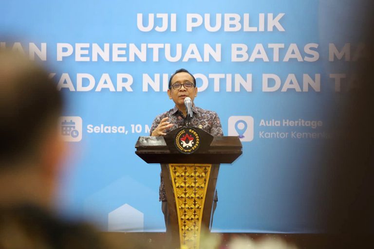 Menteri Koordinator Bidang Pembangunan Manusia dan Kebudayaan (Menko PMK) Pratikno membuka Uji Publik Kajian Penentuan Batas Maksimal Kadar Nikotin dan Tar di Aula Heritage Kemenko PMK, Jakarta Pusat, Selasa (10/3/2026).  Agenda tersebut sebagai bagian dari upaya membuka ruang partisipasi untuk mendapatkan pandangan dan masukan dari masyarakat serta pemangku kepentingan sebagai dukungan dalam penyusunan kebijakan nasional yang mempertimbangkan aspek kesehatan masyarakat sekaligus keberlanjutan sektor ekonomi yang terkait dengan industri tembakau  Menko PMK Pratikno menuturkan bahwa forum uji publik ini dihadirkan sebagai ruang dialog untuk mendengarkan secara terbuka berbagai pandangan dari seluruh pihak yang terkait.***(Foto: Ekobisnis.com/Dok Kemenko PMK)