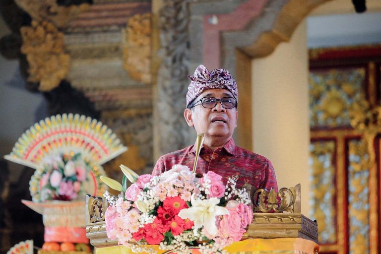 Menteri Koordinator Bidang Pembangunan Manusia dan Kebudayaan (Menko PMK) Pratikno menghadiri kegiatan Saka Bhoga Shevanam dalam rangka Perayaan Hari Suci Nyepi Tahun Saka 1948/2026 Masehi yang diselenggarakan Panitia Perayaan Hari Nyepi Nasional di Pura Adhitya Jaya, Jakarta Timur, Minggu (1/3/2026).  Kegiatan berbagi makanan tersebut bertepatan dengan Bulan Suci Ramadan dan sekaligus menjadi ajang berbagi makanan berbuka puasa bagi umat Muslim. Momentum ini menjadi simbol harmoni dan kerukunan dalam keberagaman Indonesia.  Dalam sambutannya, Menko PMK menegaskan bahwa semangat kebersamaan lintas iman harus terus diperkuat, terlebih di momen ketika berbagai hari besar keagamaan hadir hampir bersamaan.***(Foto: Ekobisnis.com/Dok Kemenko PMK)