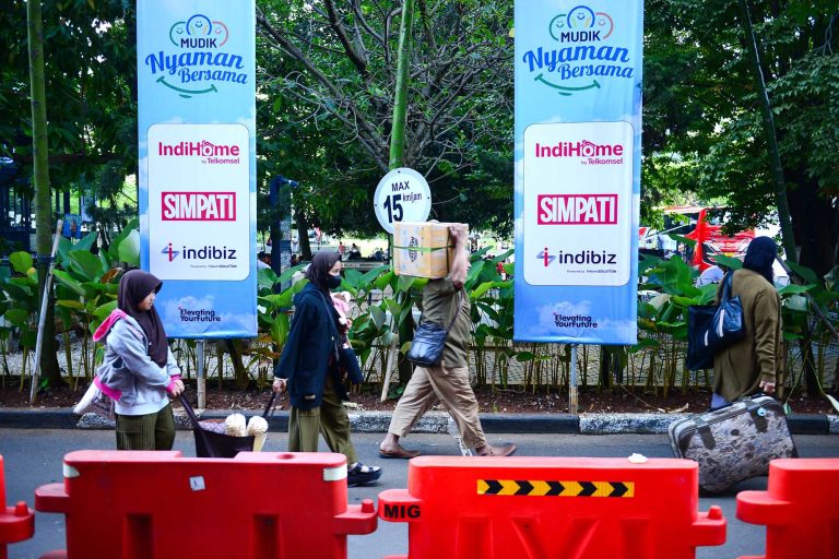 Direktur Marketing Telkomsel, Lionel Chng (keempat kiri) melepas peserta mudik di Museum Satriamandala, Jakarta, Selasa (17/3/2026).  Dalam semangat melayani sepenuh hati dan berbagi kebahagiaan di bulan Ramadan, Telkomsel kembali menghadirkan Program Mudik Hepi 2026, sebuah inisiatif dari Telkomsel Poin yang mengajak pelanggan untuk berbagi dengan membantu saudara-saudara kita yang membutuhkan agar dapat pulang ke kampung halaman dan merayakan Idul Fitri bersama keluarga.***(Foto: Ekobisnis.com/Purwa)