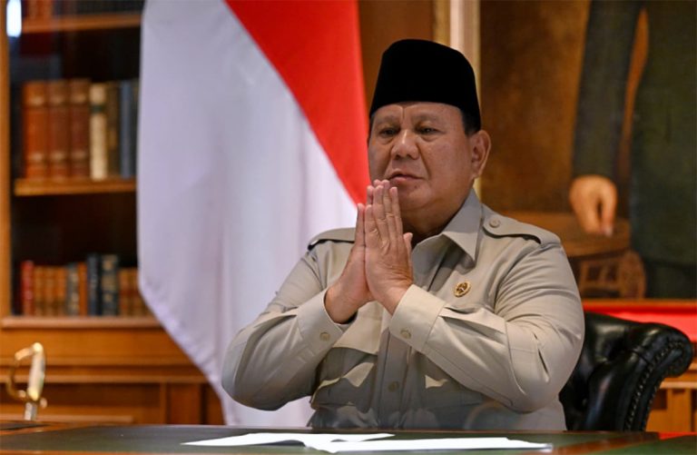 Presiden Prabowo Subianto menyampaikan ucapan Selamat Hari Raya Idul Fitri 1447 Hijriah kepada seluruh umat Islam di Indonesia dan di dunia. Ucapan tersebut disampaikan dalam video yang ditayangkan kanal YouTube Sekretariat Presiden, Jumat (20/3/2026).  Dalam pesannya, Kepala Negara menyampaikan ucapan selamat atas nama pribadi, keluarga, serta Pemerintah Republik Indonesia, seraya memohon maaf lahir dan batin. Lebih lanjut, Kepala Negara mengajak seluruh masyarakat untuk menjadikan momentum Idulfitri sebagai kesempatan saling memaafkan, mempererat silaturahmi, dan memperkuat persatuan sebagai satu bangsa.  Selain itu, Presiden Prabowo mendorong seluruh elemen bangsa untuk bekerja lebih keras. Menutup pesannya, Presiden Prabowo memanjatkan doa agar seluruh amal ibadah umat Islam diterima oleh Allah SWT serta bangsa Indonesia senantiasa diberikan rahmat, keberkahan, dan kekuatan dalam melangkah ke depan.***(Foto: Ekobisnis.com/BPMI Setpres/Muchlis Jr)