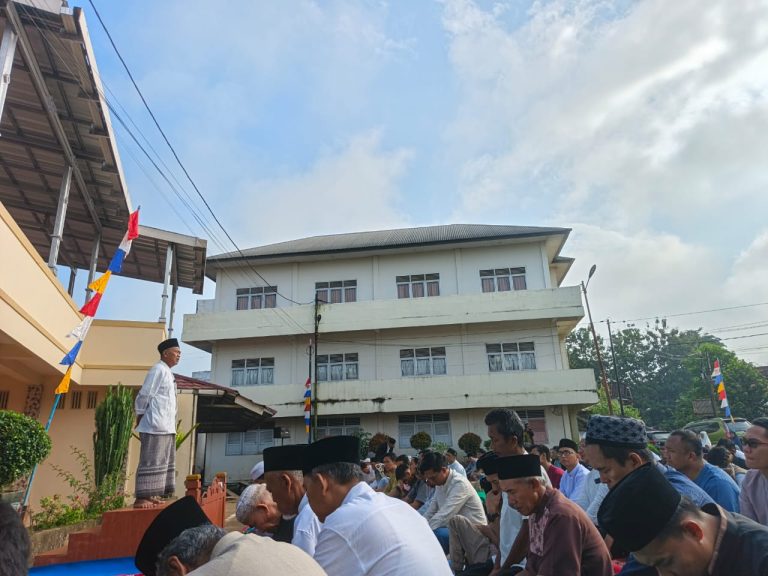 Umat Islam menunaikan salat Idul Fitri 1447 Hijriah di Yayasan Pendidikan Akuis Palembang, Sumatera Selatan, Jumat (20/3/2026). Ribuan warga di daerah itu melaksanakan salat Idul Fitri pada hari Jumat.***(Foto: Ekobisnis.com/Ade Irawan)