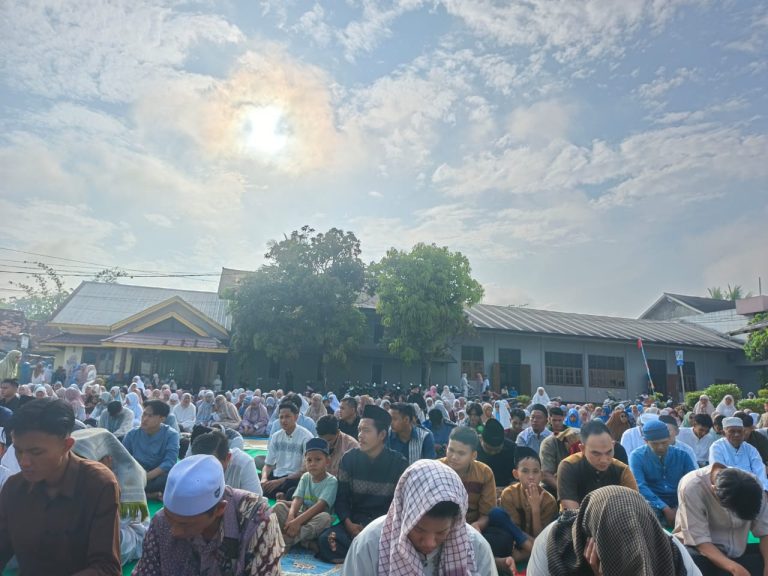 Ribuan warga di daerah itu melaksanakan salat Idul Fitri pada hari Jumat.