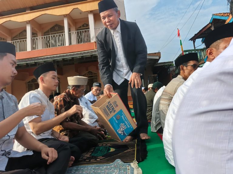 Ribuan warga di daerah itu melaksanakan salat Idul Fitri pada hari Jumat.