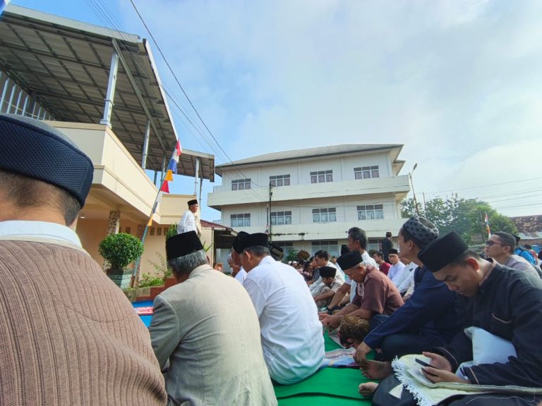 Ribuan warga di daerah itu melaksanakan salat Idul Fitri pada hari Jumat.