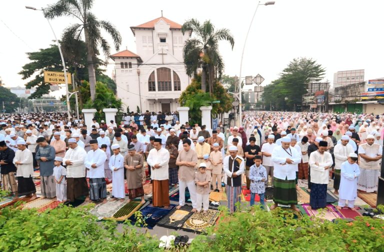 Umat Islam menunaikan shalat Idul Fitri 1447 Hijriah secara berjamaah di Jatinegara, Jakarta, Sabtu (21/3/2026). Warga muslim setempat melaksanakan shalat Idul Fitri di kawasan samping Gereja Protestan Koinonia yang didirikan pada 1889.***(Foto: Ekobisnis.com/Purwa)
