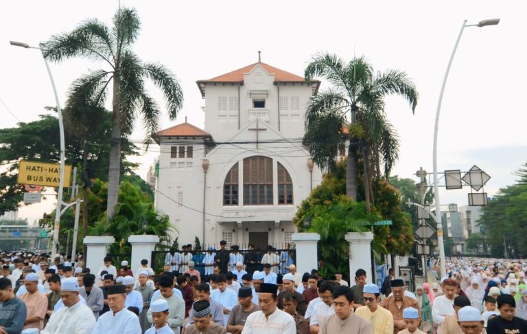 Warga muslim setempat melaksanakan shalat Idul Fitri di kawasan samping Gereja Protestan Koinonia yang didirikan pada 1889.