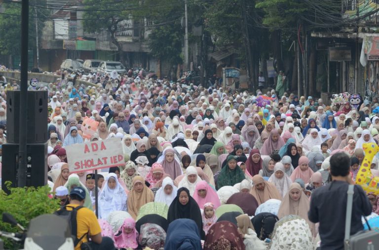 Warga muslim setempat melaksanakan shalat Idul Fitri di kawasan samping Gereja Protestan Koinonia yang didirikan pada 1889.