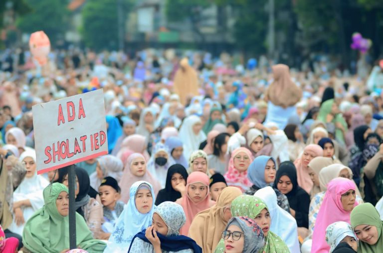 Warga muslim setempat melaksanakan shalat Idul Fitri di kawasan samping Gereja Protestan Koinonia yang didirikan pada 1889.