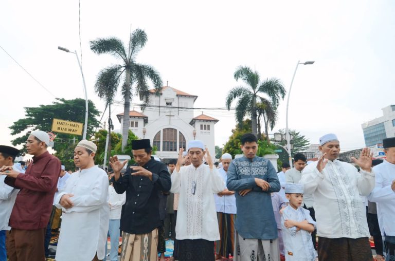 Warga muslim setempat melaksanakan shalat Idul Fitri di kawasan samping Gereja Protestan Koinonia yang didirikan pada 1889.