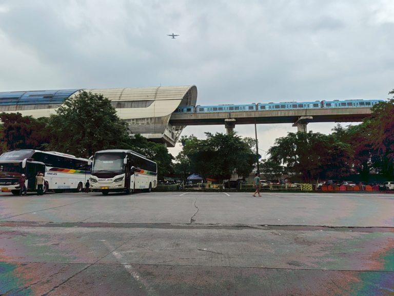 Sebagian warga memilih mudik lebih awal guna menghindari kemacetan dan lonjakan penumpang pada puncak arus mudik yang diprediksi terjadi pada tanggal 16-18 Maret 2026.