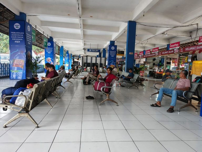 Sebagian warga memilih mudik lebih awal guna menghindari kemacetan dan lonjakan penumpang pada puncak arus mudik yang diprediksi terjadi pada tanggal 16-18 Maret 2026.