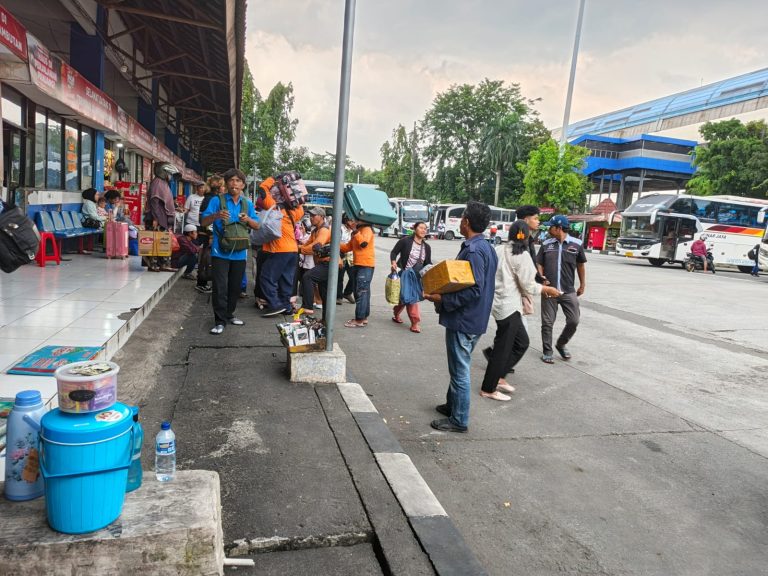 Sebagian warga memilih mudik lebih awal guna menghindari kemacetan dan lonjakan penumpang pada puncak arus mudik yang diprediksi terjadi pada tanggal 16-18 Maret 2026.