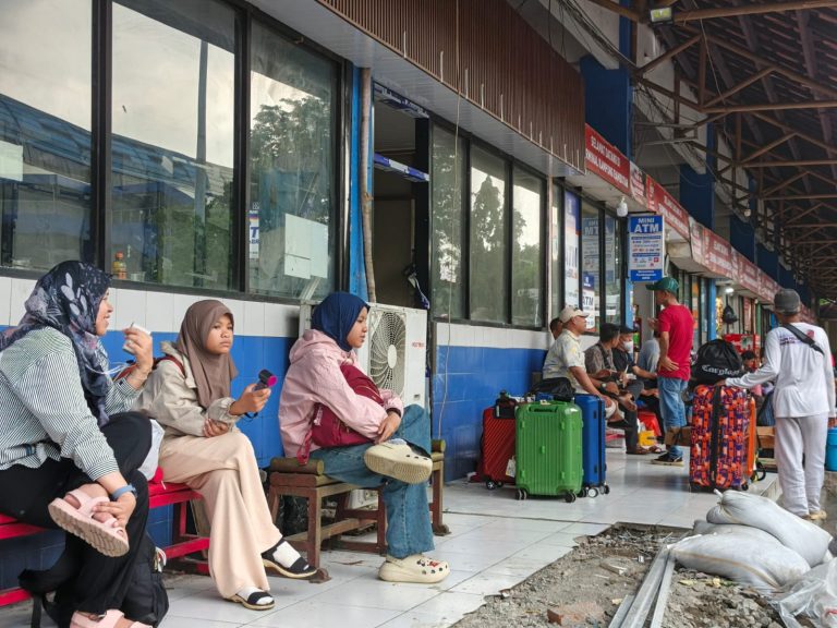 Sebagian warga memilih mudik lebih awal guna menghindari kemacetan dan lonjakan penumpang pada puncak arus mudik yang diprediksi terjadi pada tanggal 16-18 Maret 2026.