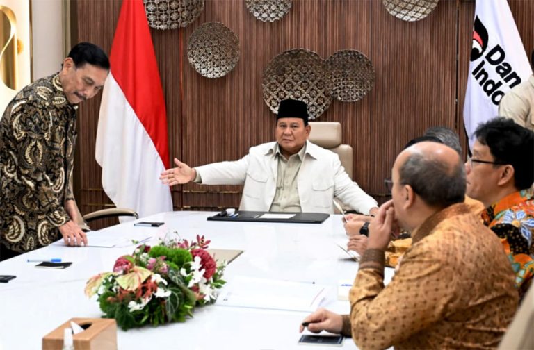 Presiden Prabowo Subianto menerima Ketua dan Anggota Dewan Ekonomi Nasional (DEN) bersama sejumlah menteri terkait di Jakarta, Rabu (11/3/2026).  Sekretaris Kabinet Teddy Indra Wijaya dalam keterangan tertulisnya menjelaskan bahwa pertemuan tersebut membahas perkembangan ekonomi global.  Menurut Seskab Teddy, dalam pertemuan tersebut turut disampaikan bahwa kondisi pasokan energi nasional saat ini masih dalam keadaan aman. Pemerintah akan terus berupaya menjaga ketersediaan bahan bakar minyak (BBM) dan gas nasional tetap mencukupi untuk memenuhi kebutuhan dalam negeri.***(Foto: Ekobisnis.com/BPMI Setpres/Cahyo)