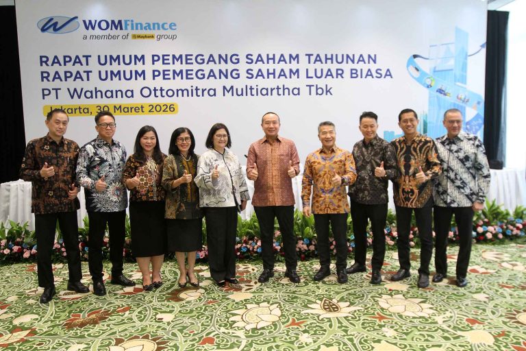 (Dari kiri kekanan) Direktur PT Wahana Ottomitra Multiartha Tbk Hendrik Progo, Direktur PT Wahana Ottomitra Multiartha Tbk Paulus Cholot Janala, Direktur PT Wahana Ottomitra Multiartha Tbk Cincin Lisa Hadi, Komisaris Independen PT Wahana Ottomitra Multiartha Tbk Rallyati Arianto Wibowo, Komisaris Independen PT Wahana Ottomitra Multiartha Tbk Sarastri Baskoro, Presiden Komisaris PT Wahana Ottomitra Multiartha Tbk Steffano Ridwan, Djaja Suryanto Sutandar, Njauw Vido Onadi, Wibowo dan Anthony Y Panggabean berfoto Bersama disela acara Rapat Umum Pemegang Saham Tahunan (RUPST) dan Rapat Umum Pemegang Saham Luar Biasa (RUPSLB) di Jakarta, Senin (30/3/2026). Dalam RUPST tersebut, WOM Finance membahas sejumlah agenda tahunan antara lain, persetujuan atas Laporan Tahunan dan pengesahan atas Laporan Keuangan Perseroan untuk tahun yang berakhir pada tanggal 31 Desember 2025, Penetapan Penggunaan Laba Bersih Perseroan untuk tahun yang berakhir pada tanggal 31 Desember 2025, Penunjukan Akuntan Publik dan Kantor Akuntan Publik Perseroan untuk tahun 2026, Perubahan Susunan pengurus Perseroan, Penetapan Pembagian Tugas dan Wewenang Para Anggota Direksi Perseroan untuk Tahun Buku 2026, Penetapan Besaran Uang Jasa dan Tunjangan untuk Anggota Dewan Komisaris dan Anggota Dewan Pengawas Syariah Perseroan, juga penetapan besaran Gaji/Honorarium dan/atau Tunjangan bagi Anggota Direksi Perseroan Tahun Buku 2026 dan diakhiri dengan penyampaian Laporan Realisasi Penggunaan Dana Hasil Penawaran Umum Obligasi Berkelanjutan V tahun 2025. Sementara itu, pada RUPSLB WOM Finance membahas beberapa agenda, diantaranya adalah persetujuan atas Perubahan Anggaran Dasar Perseroan terkait Penyesuaian terhadap Klasifikasi Baku Lapangan Usaha Indonesia 2025 dan Persetujuan atas Rencana Mengalihkan Hak atau Menjaminkan Sebagian Besar atau Seluruh Piutang Milik Perseroan.***(Foto: Ekobisnis.com/Purwa)
