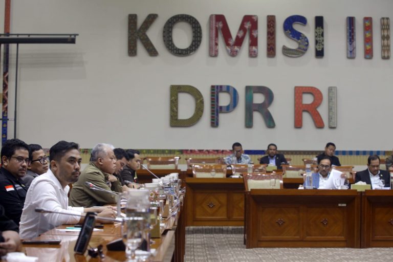 Ketua Komisi III DPR Habiburokhman memimpin rapat dengar pendapat umum (RDPU) dengan Kajati Sumut, Kajari Kabupaten Karo, JPU, dan Amsal Christiy Sitepu di Kompleks Parlemen, Senayan, Jakarta, Kamis (2/4/2026).  Rapat tersebut mendengarkan keterangan Kajari Kabupaten Karo, Jaksa Penuntut Umum (JPU), dan Amsal Christiy Sitepu terkait polemik atas kasus dugaan penggelembungan dana pembuatan video profil desa di Kabupaten Karo.***(Foto: Ekobisnis.com/Purwa)