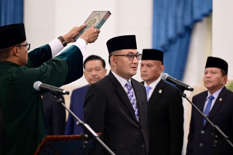 EKOBISNIS.COM: Presiden Prabowo Subianto melantik Andi Rahadian sebagai Duta Besar Luar Biasa dan Berkuasa Penuh Republik Indonesia (LBBP RI) untuk Kesultanan Oman merangkap Republik Yaman di Istana Negara, Jakarta, Jumat (10/4/2026).  Pengangkatan Andi Rahadian sebagai duta besar tertuang dalam Keputusan Presiden Republik Indonesia Nomor 31/P Tahun 2026 tentang Pengangkatan Duta Besar Luar Biasa dan Berkuasa Penuh Republik Indonesia. Dalam kesempatan tersebut, Kepala Negara mengambil sumpah duta besar yang dilantik pada hari ini.***(Foto: Ekobisnis.com/BPMI Setpres/Muchlis Jr)