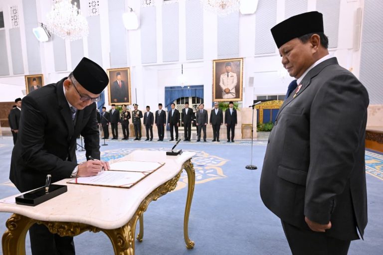 Pengangkatan Andi Rahadian sebagai duta besar tertuang dalam Keputusan Presiden Republik Indonesia Nomor 31/P Tahun 2026 tentang Pengangkatan Duta Besar Luar Biasa dan Berkuasa Penuh Republik Indonesia. Dalam kesempatan tersebut, Kepala Negara mengambil sumpah duta besar yang dilantik pada hari ini.