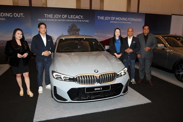 EKOBISNIS.COM: (Dari kiri kekanan) Director of Communications BMW Group Indonesia, Jodie O'tania, President Director BMW Group Indonesia, Peter "Sunny" Medalla, Director of Sales and Network Development, BMW Group Indonesia, Joanna Sia, Director of Marketing BMW Group Indonesia, Stefanus Asiantara dan Director of Customer Support BMW Group Indonesia, Mahalingam Maganderalingam berfoto Bersama saat acara BMW Group Festival of JOY di Jakarta, Jumat (17/4/2026).  BMW Group Indonesia menghadirkan BMW Group Festival of JOY sebagai perayaan 25 tahun kehadirannya di Indonesia, sekaligus tegaskan komitmen dalam hadirkan pengalaman premium yang menyeluruh bagi pelanggan. Momentum ini juga tandai 110 tahun BMW Group secara global, memperkuat heritage inovasi dan Sheer Driving Pleasure.***(Foto: Ekobisnis.com/Purwa)