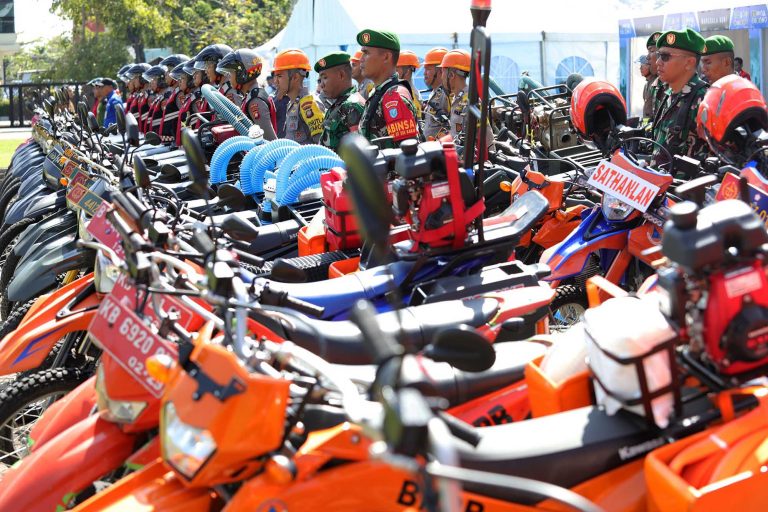 EKOBISNIS.COM: Badan Nasional Penanggulangan Bencana (BNPB) menggelar Apel Kesiapsiagaan Kebakaran Hutan dan Lahan (Karhutla) di Kantor Gubernur Kalimantan Barat, Kota Pontianak, Kalimantan Barat, Kamis (16/4/2026).  Apel yang digelar di wilayah rawan karhutla ini dipimpin langsung oleh Menteri Koordinator Bidang Politik dan Keamanan (Menko Polkam) Jenderal TNI (Purn) Djamari Chaniago dan dihadiri oleh sejumlah pejabat kementerian/lembaga, pemerintah daerah, serta unsur TNI, Polri, dunia usaha, dan relawan kebencanaan. Dalam amanatnya, Djamari Chaniago memyampaikan bahwa penanganan karhutla harus mengedepankan langkah pencegahan dibandingkan penanganan saat kejadian.  Dalam kegiatan apel tersebut, dilakukan pengecekan kesiapan pasukan yang terdiri dari personel TNI, Polri, BPBD, Manggala Agni, relawan masyarakat peduli api serta instansi terkait lainnya. Selain itu, turut diperiksa kesiapan sarana prasarana penunjang dalam operasi pemadaman, termasuk peralatan pemadaman darat dan kendaraan operasional.***(Foto: Ekobisnis.com/Dok BNPB)