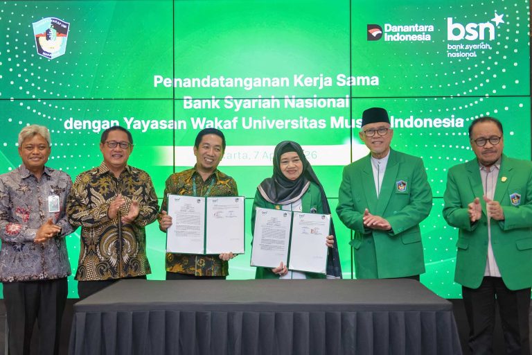 EKOBISNIS.COM: (Dari kiri kekanan) Kepala Cabang BSN Makassar Wahyudi Dahlan, Direktur Consumer Banking BSN Mochamad Yut Penta, Direktur Utama BSN Alex Sofjan Noor, Ketua Pengurus Yayasan Wakaf Universitas Muslim Indonesia Masrurah Mokhtar, Ketua Pembina Yayasan Wakaf Universitas Muslim Indonesia Mansyur Ramly, dan Rektor Universitas Muslim Indonesia Hambali Thalib berfoto bersama saat acara Penandatanganan Kerja Sama BSN dengan Yayasan Wakaf Universitas Muslim Indonesia di Jakarta, Selasa (7/4/2026).  BSN menjalin kerja sama strategis dengan Yayasan Wakaf UMI dalam upaya meningkatkan kualitas layanan keuangan syariah, serta mendukung pengelolaan dana yang profesional dan berkelanjutan sebagai bagian dari komitmen memperluas kontribusi perseroan terhadap institusi pendidikan berbasis Islam, sekaligus memperkuat implementasi prinsip keuangan syariah yang transparan, akuntabel, dan berorientasi pada kebermanfaatan.  Selain pemanfaatan jasa dan layanan BSN untuk mendukung kegiatan UMI, kerjasama yang ditandatangani kedua belah pihak juga membuka ruang untuk pengembangan bisnis yang berdampak positif bagi ekosistem UMI yang saat ini berfokus untuk mengembangkan bisnis usaha secara syariah. BSN dianggap sebagai mitra bank syariah paling tepat saat ini untuk mendampingi UMI dalam pengelolaan dana dan pengembangannya.***(Foto: Ekobisnis.com/Purwa)