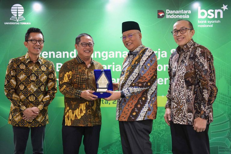 Direktur Utama Bank Syariah Nasional (BSN) Alex Sofjan Noor (kiri) dan Rektor Universitas Terbuka, Ali Muktiyanto (kanan) menyaksikan penandatanganan perjanjian kerjasama yang dilakukan oleh SEVP BSN Maqin U Nugraha (kedua kiri) dan Wakil Rektor Bidang Riset, Kerja Sama dan Bisnis Universitas Terbuka Hendrian di Jakarta, Kamis (2/4/2026).  Kerja sama yang ditandatangani terkait pengembangan sumber daya manusia (SDM) di lingkungan BSN.  Dalam program tersebut, BSN memberikan dukungan pembiayaan pendidikan bagi pegawai aktif yang memenuhi kriteria, baik dalam bentuk bantuan biaya pendidikan maupun beasiswa penuh. Cakupan program meliputi biaya registrasi, proses Rekognisi Pembelajaran Lampau (RPL), hingga pembiayaan pendidikan Sarjana (S1) bagi peserta yang lolos seleksi lanjutan.  Kolaborasi ini diharapkan dapat menciptakan ekosistem pembelajaran berkelanjutan, meningkatkan kompetensi pegawai, serta memperkuat kualitas layanan perbankan syariah di Indonesia.***(Foto: Ekobisnis.com/Dok BSN)