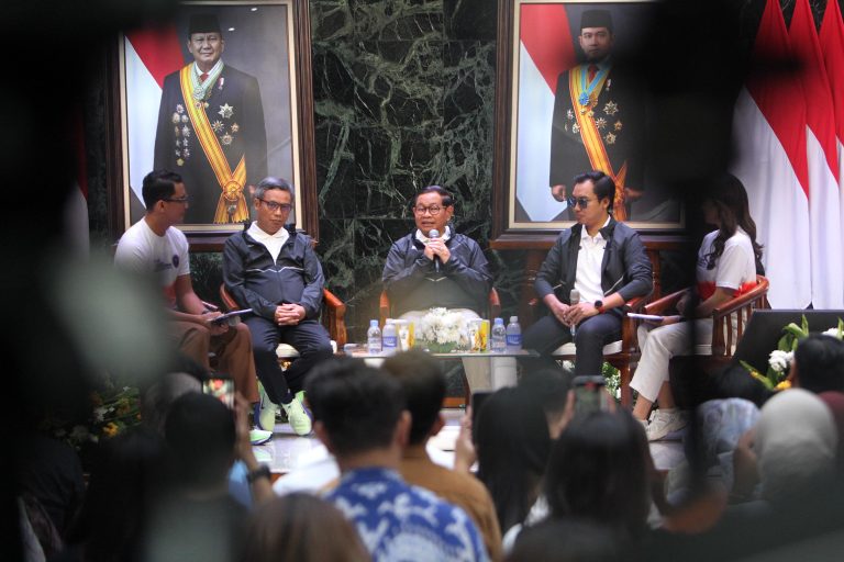EKOBISNIS.COM: Gubernur DKI Jakarta Pramono Anung (tengah) bersama Direktur Utama PT Bank Tabungan Negara (Persero) Tbk Nixon LP Napitupulu (kedua kiri) dan Race Director Indonesia Muda Road Runner Satrio Guardian (kedua kanan) memberikan keterangan terkait dalam Konferensi Pers BTN JAKIM 2026 di Balai Kota DKI Jakarta, Selasa (14/4/2026).  Penyelenggaraan BTN Jakarta International Marathon (JAKIM) 2026 hasil kolaborasi Pemerintah Provinsi DKI Jakarta dengan BTN ditargetkan bakal memberikan dampak perputaran ekonomi mencapai sekitar Rp200 miliar atau naik Rp125 miliar dibandingkan tahun lau. Hal ini sejalan dengan peningkatan masif baik dari sisi skala, kuantitas peserta, maupun kualitas penyelenggaraan.  Adapun, ajang yang dilaksanakan sebagai bagian dari perayaan Hari Ulang Tahun (HUT) ke-499 Kota Jakarta tersebut sukses meraih Elite Label dari World Athletics. BTN JAKIM 2026 juga akan digelar selama dua hari yakni pada 13-14 Juni 2026 serta  menghadirkan lebih dari 40.000 peserta termasuk dari pelari internasional yang mencapai hampir 1.000 peserta dari 46 negara dan masih akan terus bertambah.***(Foto: Ekobisnis.com/Purwa)