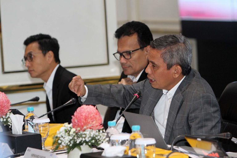 EKOBISNIS.COM: Direktur Utama PT Bank Tabungan Negara (Persero) Tbk Nixon LP Napitupulu (tengah) didampingi Direktur Risk Management Setiyo Wibowo (kiri), Direktur Finance & Strategy Nofry Rony Poetra (kedua kiri), Direktur Consumer Banking Hirwandi Gafar (kedua kanan), dan SEVP Digital Business Thomas Wahyudi berbincang di sela Konferensi Pers Paparan Kinerja Kuartal I/2026 di Menara BTN, Jakarta, Rabu (15/4/2026).  BTN sukses mencatatkan pertumbuhan laba bersih mencapai 22,6% secara tahunan (year-on-year/yoy) menjadi Rp1,1 triliun per kuartal I/2026 ditopang berbagai langkah transformasi, inovasi, serta dukungan solid Pemerintah untuk industri pembiayaan perumahan nasional.  Sejalan dengan capaian tersebut, BTN juga terus menjalankan noble purpose dalam mendukung masyarakat memiliki rumah dengan menyalurkan Kredit Pemilikan Rumah (KPR) mencapai 6 juta unit sejak 1976 hingga awal April 2026 atau senilai Rp530 triliun. Adapun, adanya keberpihakan Pemerintah pada sektor perumahan tersebut memiliki multiplier effect yang besar, tidak hanya bagi penghuni rumah tapi juga bagi perekonomian nasional. Dari sektor perumahan nasional tercatat bisa membuka peluang pekerjaan terhadap 12,5 juta orang di seluruh sektor terkait dan setiap tambahan capital injection sebesar Rp1 triliun di industri ini akan menambah keterlibatan tenaga kerja sebanyak 8.000 orang.***(Foto: Ekobisnis.com/Purwa)