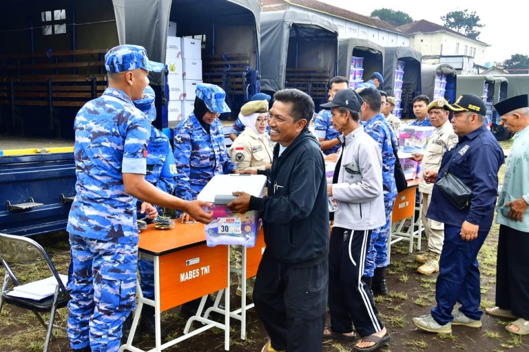 Delapan dekade pengabdian tanpa batas menjadi momentum bagi TNI Angkatan Udara untuk terus hadir, tidak hanya dalam menjaga kedaulatan negara, tetapi juga memberikan kontribusi nyata bagi masyarakat.