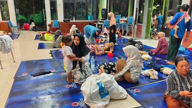 Hasil pendataan sementara, lokasi pengungsian ini berada di Masjid Babu Rohim Dukuh Solondoko sebanyak 200 jiwa, Masjid Rodhotul Janah Dukuh Solowere ada 500 jiwa, berikutnya Kantor Kecamatan Guntur sebanyak 119 jiwa, Tanggul Gobang ada 400 jiwa, serta sejumlah balai desa, mushola, madrasah, dan rumah warga lainnya yang sampai hari ini masih dalam pendataan lanjutan. Beberapa pengungsi dilaporkan dalam kondisi sakit dan saat ini telah mendapatkan penanganan lebih lanjut dari dinas kesehatan setempat.