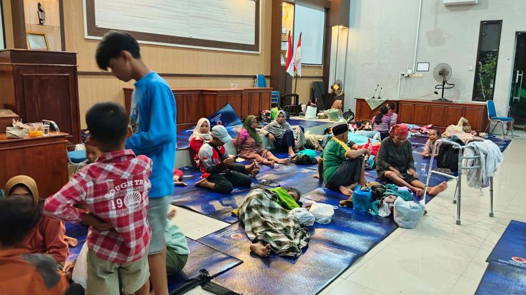 Hasil pendataan sementara, lokasi pengungsian ini berada di Masjid Babu Rohim Dukuh Solondoko sebanyak 200 jiwa, Masjid Rodhotul Janah Dukuh Solowere ada 500 jiwa, berikutnya Kantor Kecamatan Guntur sebanyak 119 jiwa, Tanggul Gobang ada 400 jiwa, serta sejumlah balai desa, mushola, madrasah, dan rumah warga lainnya yang sampai hari ini masih dalam pendataan lanjutan. Beberapa pengungsi dilaporkan dalam kondisi sakit dan saat ini telah mendapatkan penanganan lebih lanjut dari dinas kesehatan setempat.
