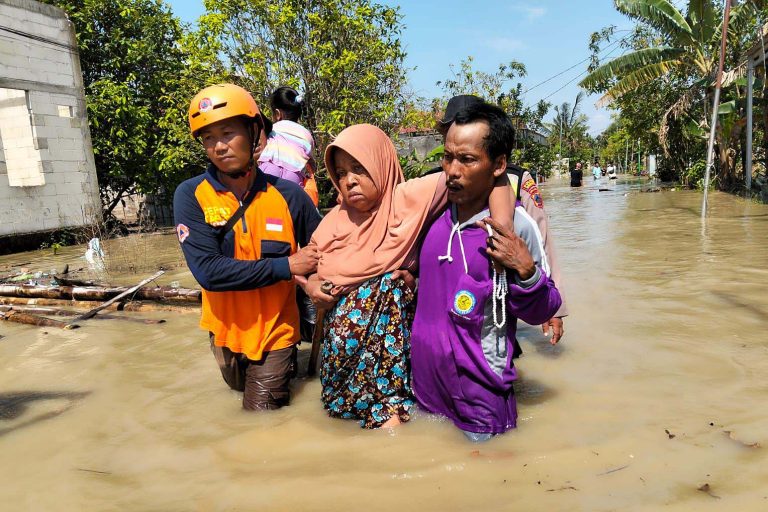 Hasil pendataan sementara, lokasi pengungsian ini berada di Masjid Babu Rohim Dukuh Solondoko sebanyak 200 jiwa, Masjid Rodhotul Janah Dukuh Solowere ada 500 jiwa, berikutnya Kantor Kecamatan Guntur sebanyak 119 jiwa, Tanggul Gobang ada 400 jiwa, serta sejumlah balai desa, mushola, madrasah, dan rumah warga lainnya yang sampai hari ini masih dalam pendataan lanjutan. Beberapa pengungsi dilaporkan dalam kondisi sakit dan saat ini telah mendapatkan penanganan lebih lanjut dari dinas kesehatan setempat.
