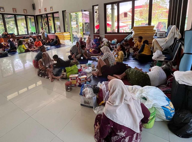 EKOBISNIS.COM: Jumlah warga terdampak banjir di Kabupaten Demak, Provinsi Jawa Tengah, terus bertambah. Hingga Sabtu (4/4) pukul 09.00 WIB, tercatat sebanyak 2.839 jiwa mengungsi di sejumlah titik akibat banjir yang dipicu oleh tingginya intensitas hujan dan meluapnya Sungai Tuntang, yang juga menyebabkan beberapa tanggul jebol di wilayah terdampak.  Hasil pendataan sementara, lokasi pengungsian ini berada di Masjid Babu Rohim Dukuh Solondoko sebanyak 200 jiwa, Masjid Rodhotul Janah Dukuh Solowere ada 500 jiwa, berikutnya Kantor Kecamatan Guntur sebanyak 119 jiwa, Tanggul Gobang ada 400 jiwa, serta sejumlah balai desa, mushola, madrasah, dan rumah warga lainnya yang sampai hari ini masih dalam pendataan lanjutan. Beberapa pengungsi dilaporkan dalam kondisi sakit dan saat ini telah mendapatkan penanganan lebih lanjut dari dinas kesehatan setempat.  Perkembangan kaji cepat di lapangan menunjukkan banjir berdampak pada 8 desa di 4 kecamatan, yakni Kecamatan Guntur, Karangtengah, Wonosalam, dan Kebonagung. Tanggul jebol terjadi di Kecamatan Guntur, tepatnya di Desa Trimulyo pada dua titik di Dukuh Solondoko sepanjang kurang lebih 30 meter dan Dukuh Solowere sepanjang sekitar 10 meter, serta di Desa Sidoharjo sepanjang kurang lebih 15 meter. Kondisi ini menyebabkan genangan air cukup tinggi, khususnya di Desa Trimulyo dan Desa Ploso dengan ketinggian mencapai 100–150 sentimeter (cm), serta mengakibatkan akses jalan di Desa Trimulyo tidak dapat dilalui kendaraan kecil.***(Foto: Ekobisnis.com/Dok BNPB)