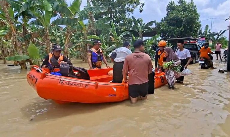 Bencana banjir melanda Kabupaten Demak, Provinsi Jawa Tengah pada Jumat (3/4) pukul 08.00 WIB. Atas musibah ini, sebanyak 583 jiwa mengungsi di sejumlah titik pengungsian dan satu warga dilaporkan hilang.  Secara kronologi, peristiwa ini dipicu oleh hujan berintensitas tinggi di wilayah hulu yang menyebabkan peningkatan debit air hingga mengakibatkan tanggul di Dukuh Solowere dan Dukuh Selodoko jebol, sehingga air meluap dan merendam permukiman warga.  Hasil kaji cepat tim Badan Penanggulangan Bencana Daerah (BPBD) Kabupaten Demak, wilayah yang terdampak mencakup empat kecamatan dengan total delapan desa terdampak. Adapun rinciannya; di Kecamatan Guntur meliputi Desa Trimulyo, Desa Sidoharjo, Desa Turirejo, dan Desa Sumberejo. Di Kecamatan Karangtengah mencakup Desa Ploso. Sementara itu, di Kecamatan Wonosalam terdapat Desa Lempuyang. Adapun di Kecamatan Kebonagung meliputi Desa Solowire dan Desa Sarimulyo.  Berdasarkan data sementara, sebanyak 1.070 kepala keluarga atau 4.280 jiwa terdampak dan sebanyak 583 warga mengungsi di sejumlah titik yang meliputi Masjid Babu Rohim dan Mushola di Dukuh Solondoko, Masjid Rodhotul Janah dan Mushola di Dukuh Solowere, Balai Desa Telogorejo, Koperasi Merah Putih Desa Bumiharjo, serta Kantor Kecamatan Guntur. Di antara para pengungsi, terdapat beberapa warga yang membutuhkan penanganan kesehatan.  Selain berdampak pada pengungsian warga, banjir juga berdampak pada 1.230 unit rumah, dengan empat unit rumah mengalami rusak berat. Fasilitas pendidikan sebanyak 10 unit dan fasilitas ibadah sebanyak 15 unit turut terdampak. Sementara itu, sekitar 194 hektare lahan sawah ikut terendam.  BPBD Kabupaten Demak bersama unsur terkait telah melakukan berbagai upaya penanganan darurat, antara lain kaji cepat di lokasi terdampak, evakuasi warga, koordinasi lintas sektor, penyiapan lokasi pengungsian, serta pemberian layanan kesehatan bagi para pengungsi. Selain itu, dilakukan pula distribusi karung untuk penguatan tanggul sementara, pencarian terhadap warga yang dilaporkan hilang, serta pendirian posko lapangan di Koperasi Merah Putih Desa Bumiharjo. Pemerintah daerah juga tengah memproses penetapan status tanggap darurat.  Hingga laporan ini disusun, kondisi air masih terpantau tinggi dan proses evakuasi warga masih berlangsung, khususnya di wilayah Desa Trimulyo. Layanan kebutuhan dasar bagi pengungsi, seperti permakanan dan layanan kesehatan, terus diberikan di lokasi pengungsian.  Badan Nasional Penanggulangan Bencana (BNPB) mengimbau masyarakat untuk tetap waspada terhadap potensi banjir susulan, mengingat kondisi tanggul dan debit air yang masih tinggi. Kebutuhan mendesak saat ini meliputi logistik, air bersih, obat-obatan, selimut, pakaian, perlengkapan bayi, serta peralatan kebersihan. Selain itu, penguatan tanggul di beberapa titik aliran Sungai Tuntang menjadi prioritas untuk mencegah dampak yang lebih luas.***(Foto: Ekobisnis.com/Dok BNPB)