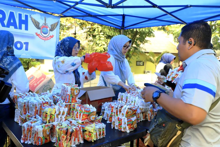 Antusiasme warga terlihat sejak pagi dengan mendatangi lokasi bazar untuk mendapatkan paket yang telah disediakan. Kehadiran bazar murah turut menambah semarak suasana Minggu Ria yang rutin digelar di lingkungan Kodau I.