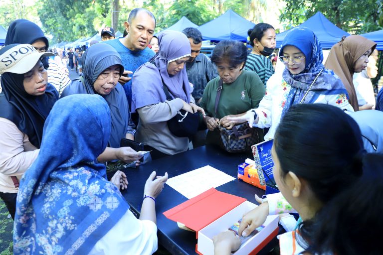Antusiasme warga terlihat sejak pagi dengan mendatangi lokasi bazar untuk mendapatkan paket yang telah disediakan. Kehadiran bazar murah turut menambah semarak suasana Minggu Ria yang rutin digelar di lingkungan Kodau I.