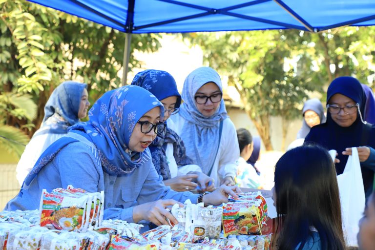 Antusiasme warga terlihat sejak pagi dengan mendatangi lokasi bazar untuk mendapatkan paket yang telah disediakan. Kehadiran bazar murah turut menambah semarak suasana Minggu Ria yang rutin digelar di lingkungan Kodau I.