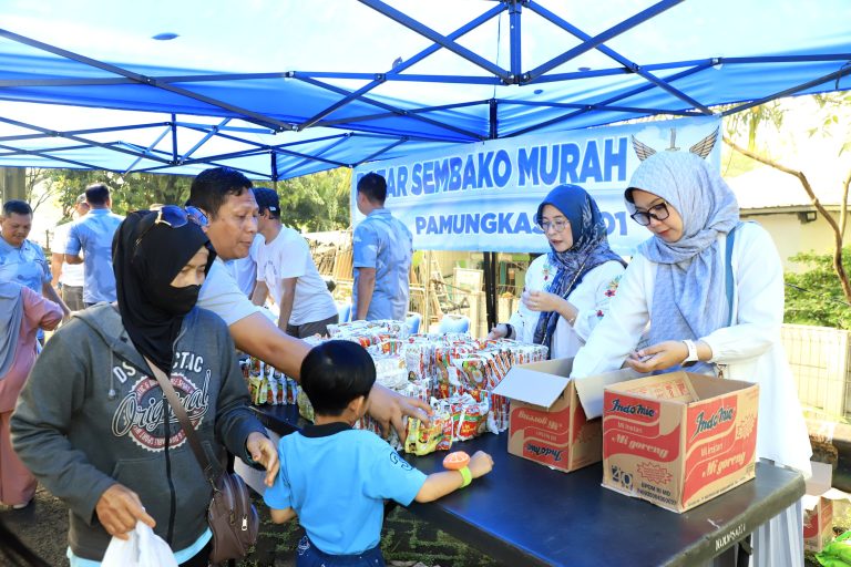 Antusiasme warga terlihat sejak pagi dengan mendatangi lokasi bazar untuk mendapatkan paket yang telah disediakan. Kehadiran bazar murah turut menambah semarak suasana Minggu Ria yang rutin digelar di lingkungan Kodau I.