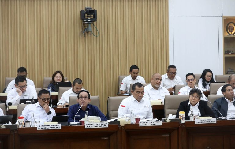 Direktur Utama PT Aneka Tambang Tbk. (ANTM) Untung Budiharto (kiri) bersama dengan Direktur Utama PT Bukit Asam Tbk. (PTBA) Arsal Ismail mengikuti Rapat Dengar Pendapat (RDP) dengan Komisi VI DPR di Kompleks Parlemen, Senayan, Jakarta, Selasa (31/3/2026).  Rapat tersebut membahas mengenai evaluasi kinerja korporasi tahun 2025 serta roadmap pengembangan usaha tahun 2026.***(Foto: Ekobisnis.com/Purwa)