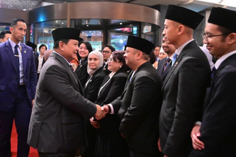 Kedatangan Kepala Negara dalam rangka kunjungan kenegaraan itu disambut hangat dan antusias oleh warga negara Indonesia yang tinggal di Korea Selatan. Setibanya di hotel, tampak dua anak Indonesia yang mengenakan pakaian tradisional berdiri rapi dan menyerahkan rangkaian bunga kepada Presiden sebagai tanda selamat datang. Presiden Prabowo menerima bunga tersebut dengan senyum, mengapresiasi sambutan yang diberikan.