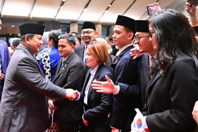 Kedatangan Kepala Negara dalam rangka kunjungan kenegaraan itu disambut hangat dan antusias oleh warga negara Indonesia yang tinggal di Korea Selatan. Setibanya di hotel, tampak dua anak Indonesia yang mengenakan pakaian tradisional berdiri rapi dan menyerahkan rangkaian bunga kepada Presiden sebagai tanda selamat datang. Presiden Prabowo menerima bunga tersebut dengan senyum, mengapresiasi sambutan yang diberikan.