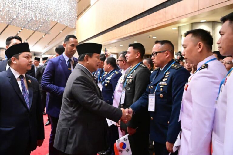 Kedatangan Kepala Negara dalam rangka kunjungan kenegaraan itu disambut hangat dan antusias oleh warga negara Indonesia yang tinggal di Korea Selatan. Setibanya di hotel, tampak dua anak Indonesia yang mengenakan pakaian tradisional berdiri rapi dan menyerahkan rangkaian bunga kepada Presiden sebagai tanda selamat datang. Presiden Prabowo menerima bunga tersebut dengan senyum, mengapresiasi sambutan yang diberikan.