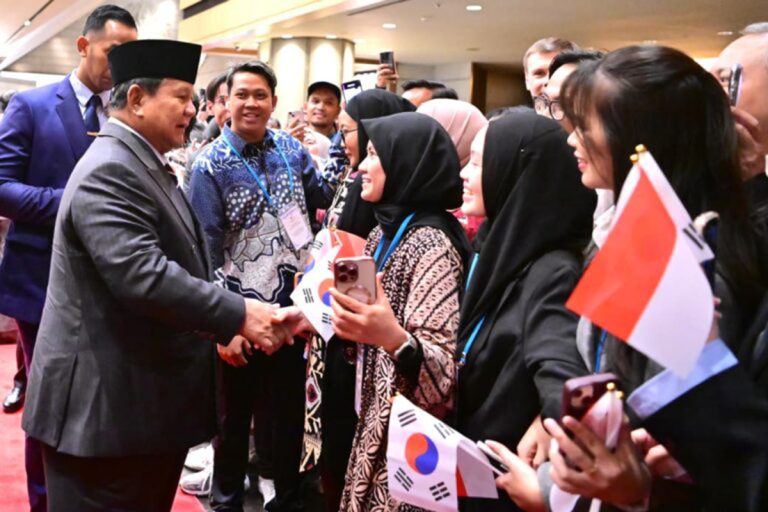 Kedatangan Kepala Negara dalam rangka kunjungan kenegaraan itu disambut hangat dan antusias oleh warga negara Indonesia yang tinggal di Korea Selatan. Setibanya di hotel, tampak dua anak Indonesia yang mengenakan pakaian tradisional berdiri rapi dan menyerahkan rangkaian bunga kepada Presiden sebagai tanda selamat datang. Presiden Prabowo menerima bunga tersebut dengan senyum, mengapresiasi sambutan yang diberikan.