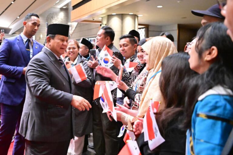 Presiden Prabowo Subianto tiba di hotel tempatnya bermalam di Seoul, Republik Korea, Selasa (31/3/2026).  Kedatangan Kepala Negara dalam rangka kunjungan kenegaraan itu disambut hangat dan antusias oleh warga negara Indonesia yang tinggal di Korea Selatan. Setibanya di hotel, tampak dua anak Indonesia yang mengenakan pakaian tradisional berdiri rapi dan menyerahkan rangkaian bunga kepada Presiden sebagai tanda selamat datang. Presiden Prabowo menerima bunga tersebut dengan senyum, mengapresiasi sambutan yang diberikan.  Khairul, mahasiswa S2 di Korea Advanced Institute of Science and Technology (KAIST), mengaku bangga bisa menyambut langsung kedatangan Presiden Prabowo. Khairul bercerita bahwa dirinya juga sempat berbincang singkat dengan Presiden yang memberinya semangat untuk menyelesaikan studi.  Hal serupa disampaikan Pujianti, mahasiswa S3 di Seoul National University asal Nusa Tenggara Timur, yang merasa bangga dapat bertemu langsung dengan Presiden di tempat ia menuntut ilmu. Pujianti berharap hubungan kedua negara dapat membuka lebih banyak kesempatan pendidikan, khususnya bagi mahasiswa dari Indonesia timur.***(Foto: Ekobisnis.com/BPMI Setpres/Rusman)