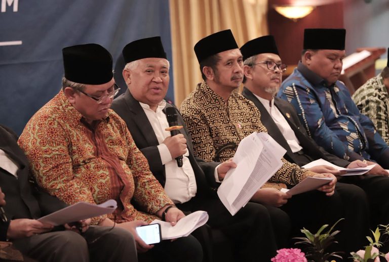 EKOBISNIS.COM: Mantan Ketua Umum PP Muhammadiyah Din Syamsuddin (tengah) bersama para tokoh dan cendikiawan muslim menggelar jumpa pers di Jakarta, Senin (13/4/2026).  Sejumlah ulama, zuama, dan cendekiawan Muslim Indonesia menyerukan pentingnya persatuan dunia Islam untuk mendorong terciptanya perdamaian global, khususnya di kawasan Timur Tengah yang terus dilanda konflik.  Dalam pernyataan sikapnya, mereka menilai eskalasi konflik yang melibatkan Amerika Serikat dan Israel terhadap Iran telah memicu tragedi kemanusiaan baru, di tengah situasi yang belum pulih di Gaza. Serangan tersebut dinilai melanggar kedaulatan negara, hukum internasional, serta hak asasi manusia.  Para cendekiawan menegaskan bahwa konflik berkepanjangan berpotensi memicu krisis global di bidang politik dan ekonomi. Jika tidak segera dihentikan, kondisi ini dikhawatirkan berkembang menjadi perang berskala lebih luas yang mengancam peradaban dunia.***(Foto: Ekobisnis.com/Purwa)