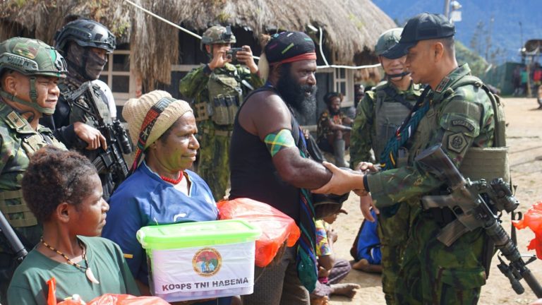 EKOBISNIS.COM: Panglima Komando Operasi (Pangkoops) TNI Habema, Mayjen TNI Yudha Airlangga melaksanakan kegiatan bakti sosial berupa pembagian sembako, pelayanan kesehatan, serta pemberian makan bergizi gratis kepada masyarakat Distrik Gome, Kabupaten Puncak, Rabu (8/4/2026).   Kegiatan ini merupakan bagian dari upaya TNI dalam meningkatkan kesejahteraan masyarakat di Provinsi Papua Tengah.***(Foto: Ekobisnis.com/Dok Puspen TNI)