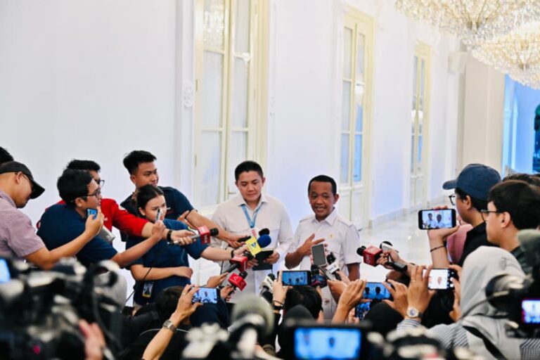 EKOBISNIS.COM: Menteri Energi dan Sumber Daya Mineral (ESDM), Bahlil Lahadalia memberikan keterangan pers di Istana Merdeka, Jakarta, Kamis (16/4/2026).  Pemerintah Indonesia membuka peluang bagi Rusia untuk memperkuat kerja sama investasi jangka panjang di sektor energi. Kerja sama tersebut tidak hanya mencakup pasokan energi, tetapi juga investasi strategis dari pihak Rusia dalam pembangunan infrastruktur energi di Indonesia.***(Foto: Ekobisnis.com/BPMI Setpres/Laily Rachev)